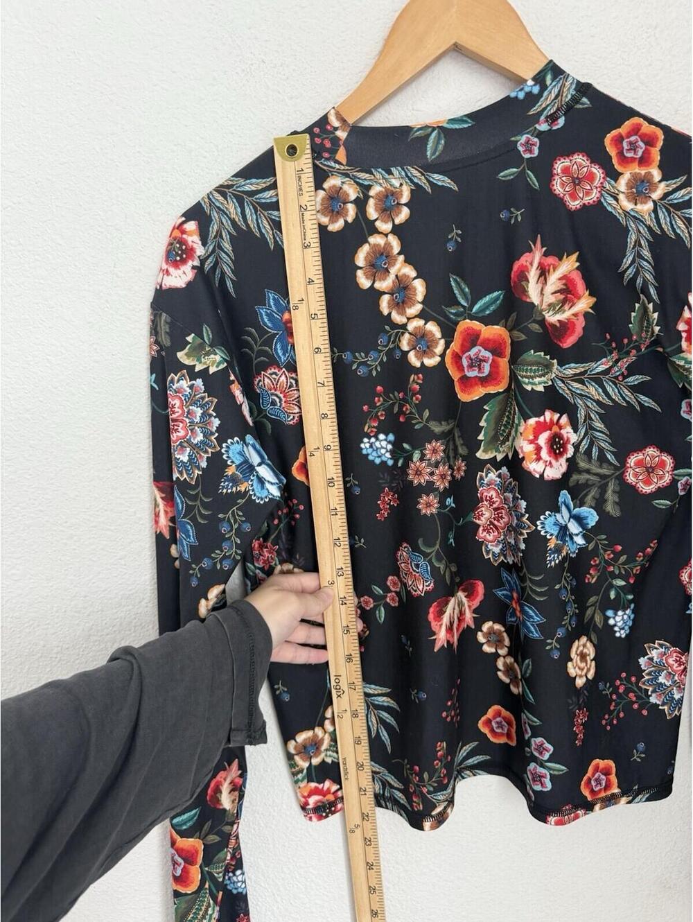 Johnny Was Active Ardell Mock Neck Step Hem Tee Floral Top Size Small - Picture 7 of 7